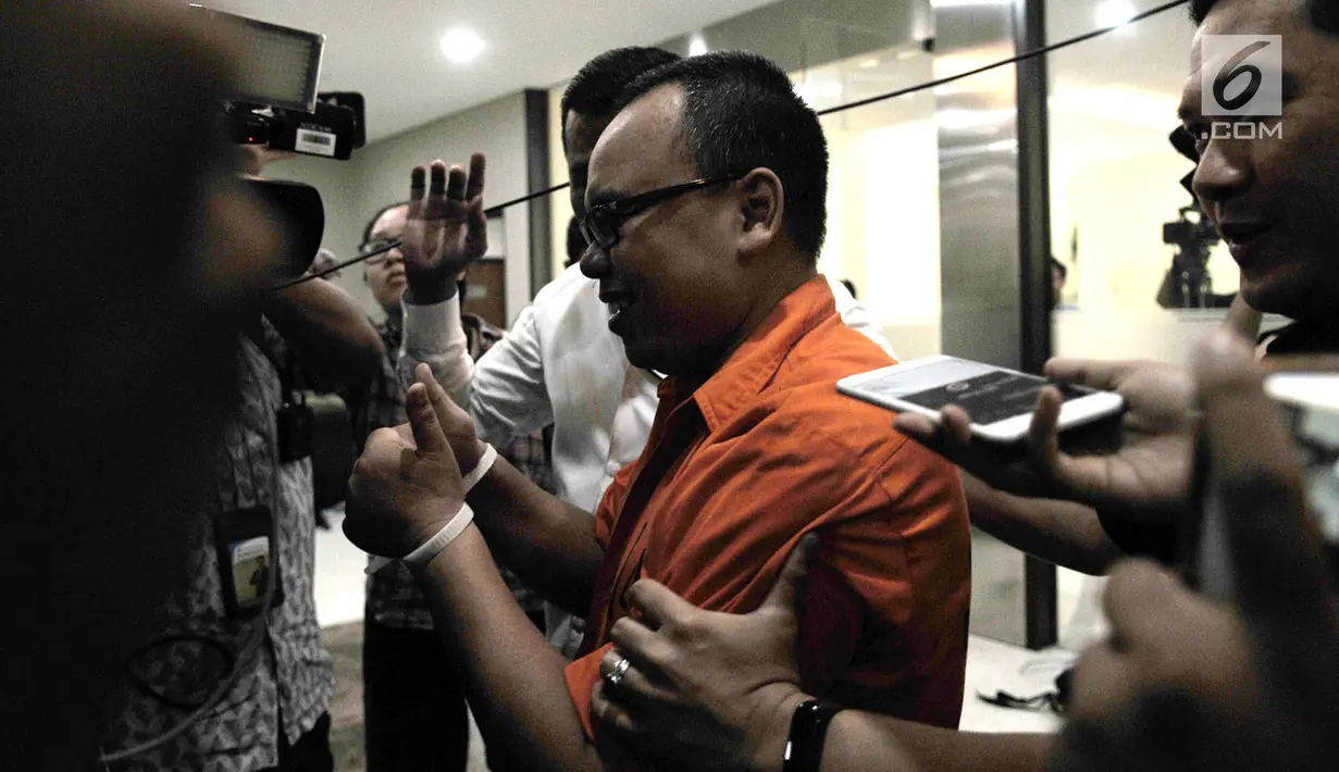 Tersangka Mustofa Nahrawardaya dengan pengawalan petugas keluar tahanan untuk pemeriksaan kesehatan di Bareskrim Polri, Jakarta, Rabu (29/5/2019). Mustofa ditangkap pada Minggu (26/5) dini hari atas dugaan menyebarkan berita bohong alias hoaks melalui media sosial. (merdeka.com/Iqbal S. Nugroho)