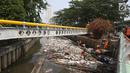 Petugas PPSU mencoba mengurai sampah yang menumpuk di Kali Cideng, Jakarta Pusat, Senin (11/9). Selain penampakannya yang tidak nyaman dipandang, bau yang menyengat juga mengganggu warga yang melintas di kawasan tersebut. (Liputan6.com/Immanuel Antonius)