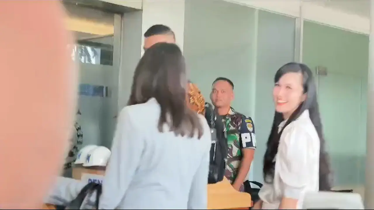 Artis Sandra Dewi memenuhi panggilan Kejaksaan Agung (Kejagung) pada Kamis, (4/4/2024).
