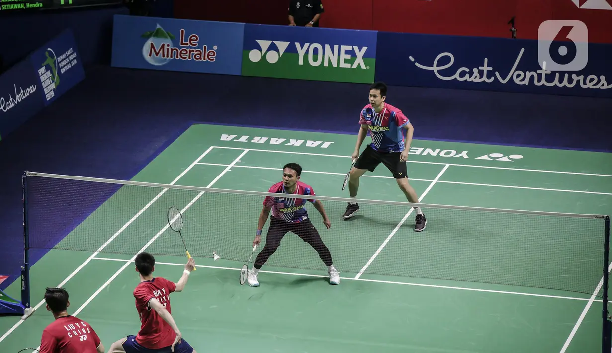 Ganda putra Indonesia, Mohammad Ahsan/Hendra Setiawan saat bertanding melawan Liu Yu Chen/Ou Xuan Yi dari China dalam pertandingan Indonesia Open 2022 di Istora Senayan, Jakarta, Rabu (15/6/2022). Mohammad Ahsan/Hendra Setiawan kalah dengan dengan skor 17-21, 22-24. (Liputan6.com/Faizal Fanani)
