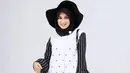 Ketika menjalani sebuah pemotretan, pemain sinetron Tangisan Anak Tiri ini tampak anggun mengenakan hijab. Busana bertema monokrom ini dipadukan dengan hijab berwarna hitam. Topi yang ia kenakan juga membuat penampilannya makin lengkap. (Liputan6.com/IG/deaaannisa)