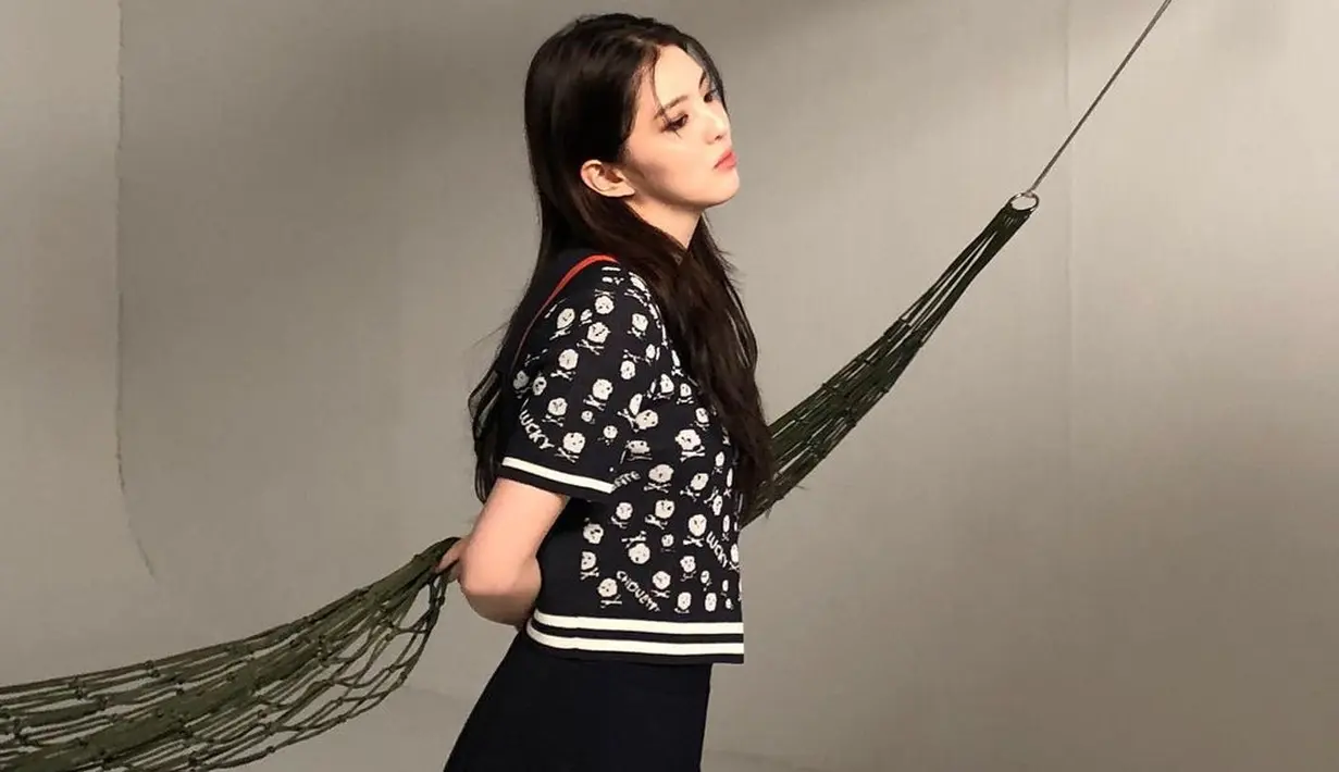 Di sini juga terlihat Han So Hee mengenakan riasan smokey eyes untuk sebuah photoshoot. Foto: Instagram.