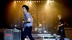 Grup band Green Day menghibur penonton saat konser di Hollywood Palladium, Los Angeles, AS (17/10). Grup band punk-rock legendaris asal Amerika Serikat, Green Day berhasil memuncaki Billboard 200 Album Chart pekan ini. (AFP Photo/Kevin Winter) 