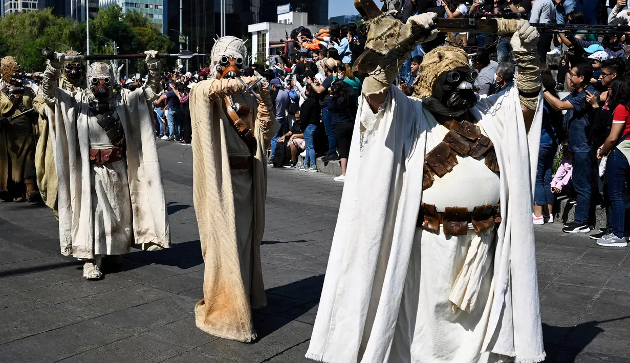 Penggemar cerita dan film Star Wars mengenakan kostum saat parade yang disebut "Hari Pelatihan" di Paseo de la Reforma, Meksiko, pada Sabtu 15 Oktober 2022. Beragam kostum bertema Star Wars dikenakan para penggemar dalam parade tersebut. (ALFREDO ESTRELLA/AFP)
