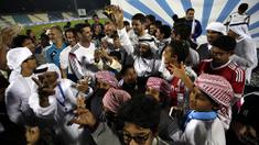 Fernando Hierro mengangkat piala usai laga persahabatan antara legenda Real Madrid melawan klub asal UEA, BaniYas FC di Abu Dhabi, UEA, Jumat (4/12/2015). Pertandingan itu dalam rangka peringatan national day negara UEA ke-44. (EPA/Ali Haider)
