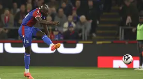 Pemain Crystal Palace, Jean-Philippe Mateta, mencetak gol ke gawang Manchester United pada laga pekan ke-36 Premier League 2023/2024 yang digelar di Selhurst Park, Selasa (7/5/2024). (AP Photo/Ian Walton)