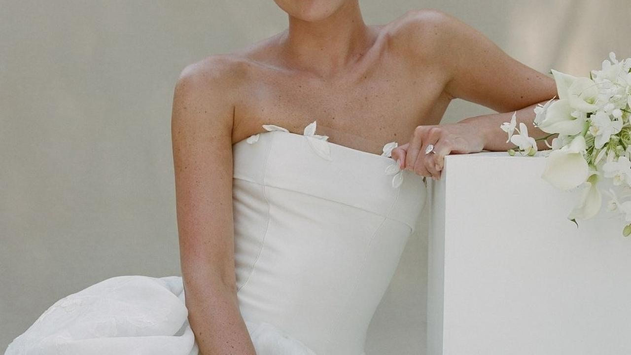 Di hari bahagianya, Brooke tampil cantik dalam gaun putih bergaya minimalis. Saat mengunggah foto pernikahan, Charlie mengungkapkan betapa ia sangat mencintai Brooke dan akan terus seperti itu.<br>