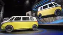 Tampilan Mobil Volkswagen I.D. Buzz saat dipamerkan di North American International Auto Show (NAIAS) di Detroit, Michigan, AS, (9/1). Mobil ini mampu melaju dari nol sampai 60 mil/jam (96 km/jam) hanya dalam waktu lima detik. (AFP Photo/Saul Loeb)