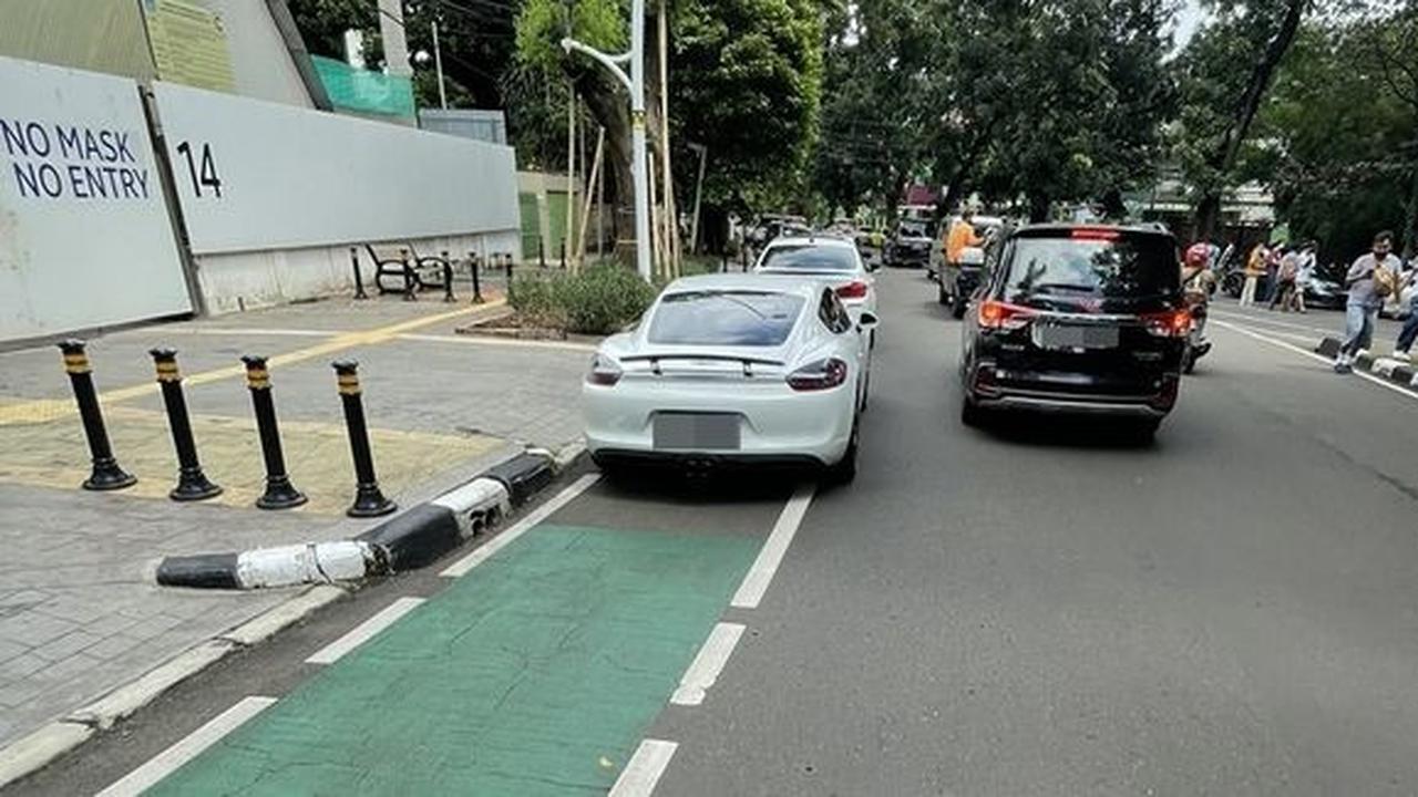 Mobil mewah parkir sembarangan