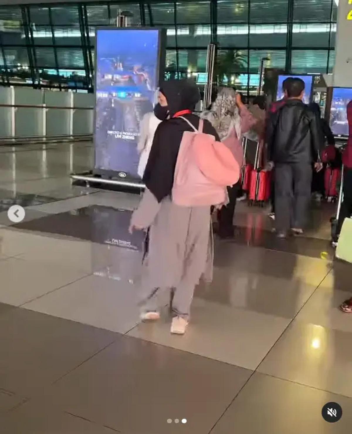 6 Potret Rara LIDA Antar Ibu Berangkat Haji, Perpisahan di Bandara Penuh Haru