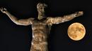 Super Moon terbit di atas patung dewa Yunani kuno Poseidon di Korintus Kuno dekat Athena pada Kamis (11/8/2022). Bulan Purnama Agustus 2022 akan menjadi fenomena Supermoon terakhir tahun ini. Bulan Purnama Agustus dijuluki "Sturgeon Moon". (Valerie GACHE / AFP)