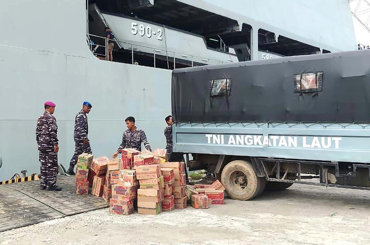 FOTO: KRI Makassar Dikerahkan untuk Bantuan Bencana di Aceh