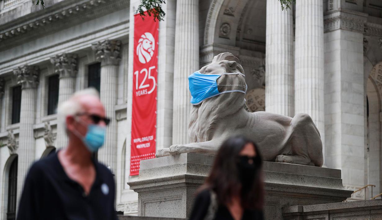 Patung singa "Fortitude" mengenakan masker di depan Perpustakaan Umum New York, 8 Juli 2020. Jumlah kasus COVID-19 di AS telah melampaui angka 3 juta pada Rabu (8/7), tepatnya 3.009.611 kasus hingga pukul 11.34 waktu setempat, menurut lembaga CSSE di Universitas Johns Hopkins. (Xinhua/Wang Ying)