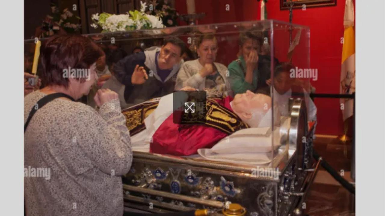 Foto patung lilin Paus diunggah di situs stok foto Alamy, dijepret oleh Keith Dannemiller, wartawan foto di Kota Meksiko, tertanggal 25 Agustus 2011. gambar itu diambil di Basilika Guadalupe, di Kota Meksiko.