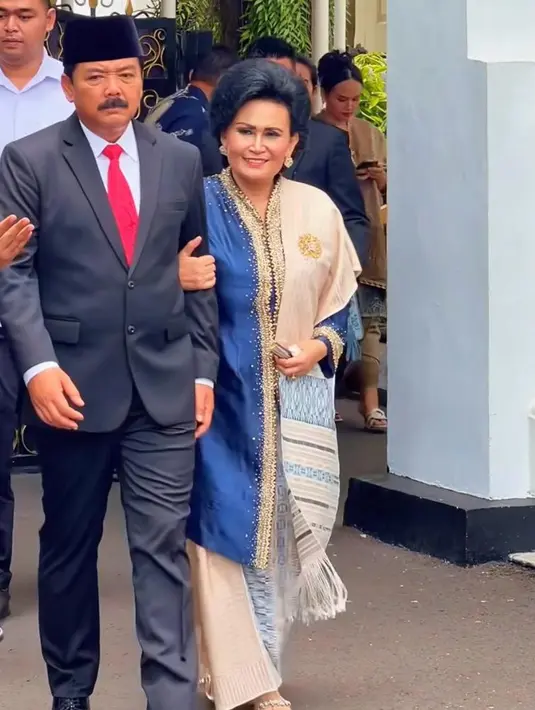 Kebaya tersebut ia padukan bersama kain songket dan selendang bernuansa emas. [Foto: Instagram/hadi.tjahjanto]