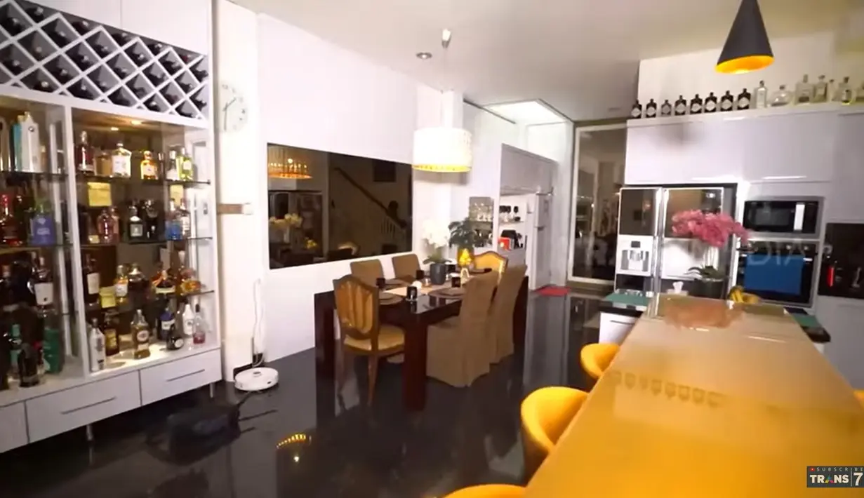 Rumah ini juga merupakan karya artis yang telah membintangi puluhan judul film dan sinetron ini. Selain tanpa banyak sekat, juga banyak cermin yang membuat terlihat semakin luas. Tampak beberapa koleksi minuman dalam sebuah lemari. [Youtube/TRANS7 OFFICIAL]