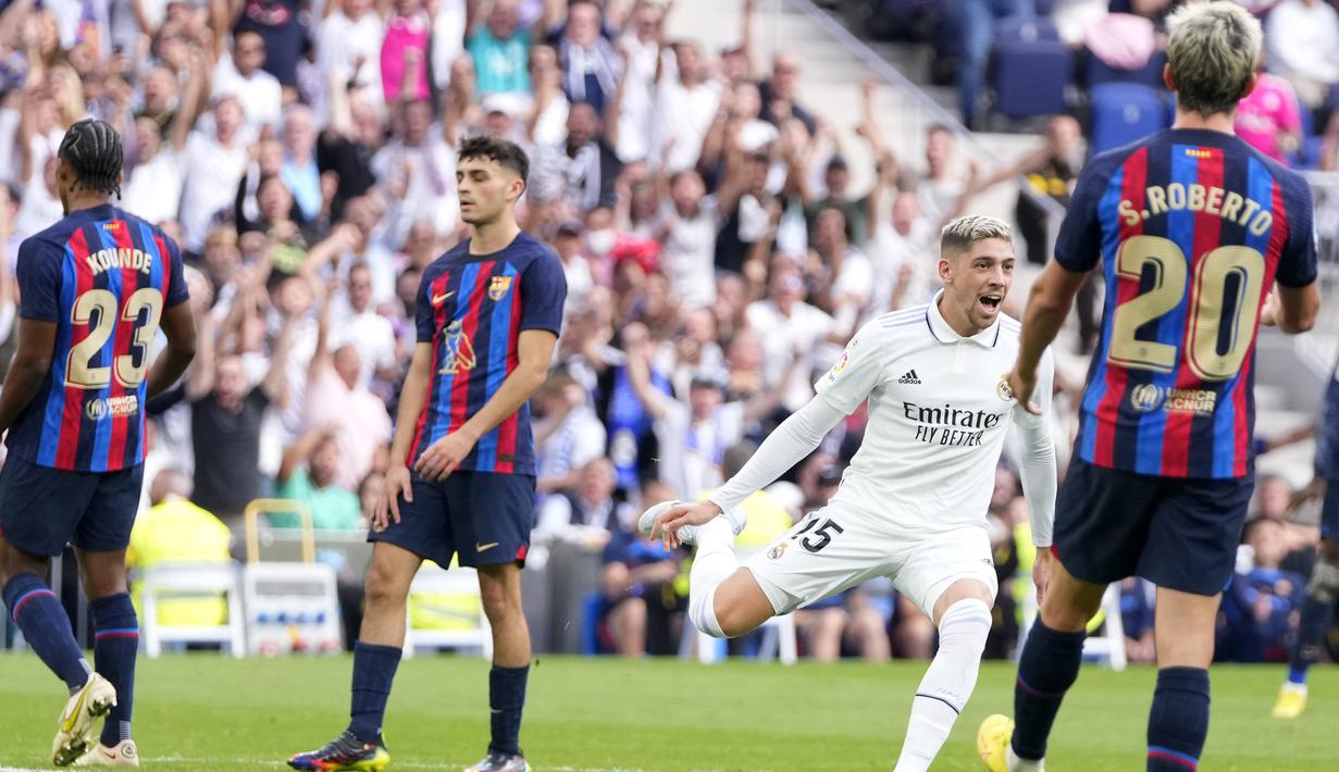 Sepuluh menit kemudian Real Madrid justru mampu menggandakan keunggulan menjadi 2-0 lewat gol Federico Valverde. Sepakan terukurnya dari luar kotak penalti usai menerima umpan datar Ferland Mendy kembali gagal diantisipasi Marc-Andre ter Stegen. Keunggulan dua gol tuan rumah bertahan hingga babak pertama usai. (AP/Manu Fernandez)