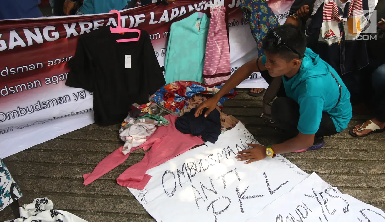 Pedagang kaki lima (PKL) dari Forum Pedagang Kreatif Lapangan Jatibaru menggelar dagangan mereka di depan kantor Ombudsman, Jakarta, Selasa (3/4). Aksi ini untuk mempertanyakan laporan Ombudsman mengenai penataan Tanah Abang. (Liputan6.com/Arya Manggala)
