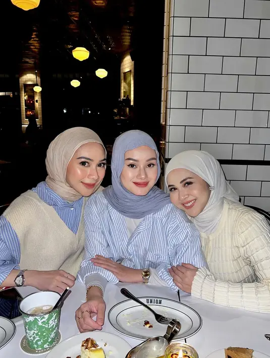 Dugaan Ira Nandha gabung geng Mamayu pun semakin kuat kala Dinda Hauw membagikan potret pertemuan mereka berlima dengan caption "Mamayu". Ira tampak duduk manis bersama Dinda Hauw dan Kesha Ratuliu. Ibu satu anak itu tampak akrab saat mengikuti acara kocok arisan. (Liputan6.com/IG/@dindahw)