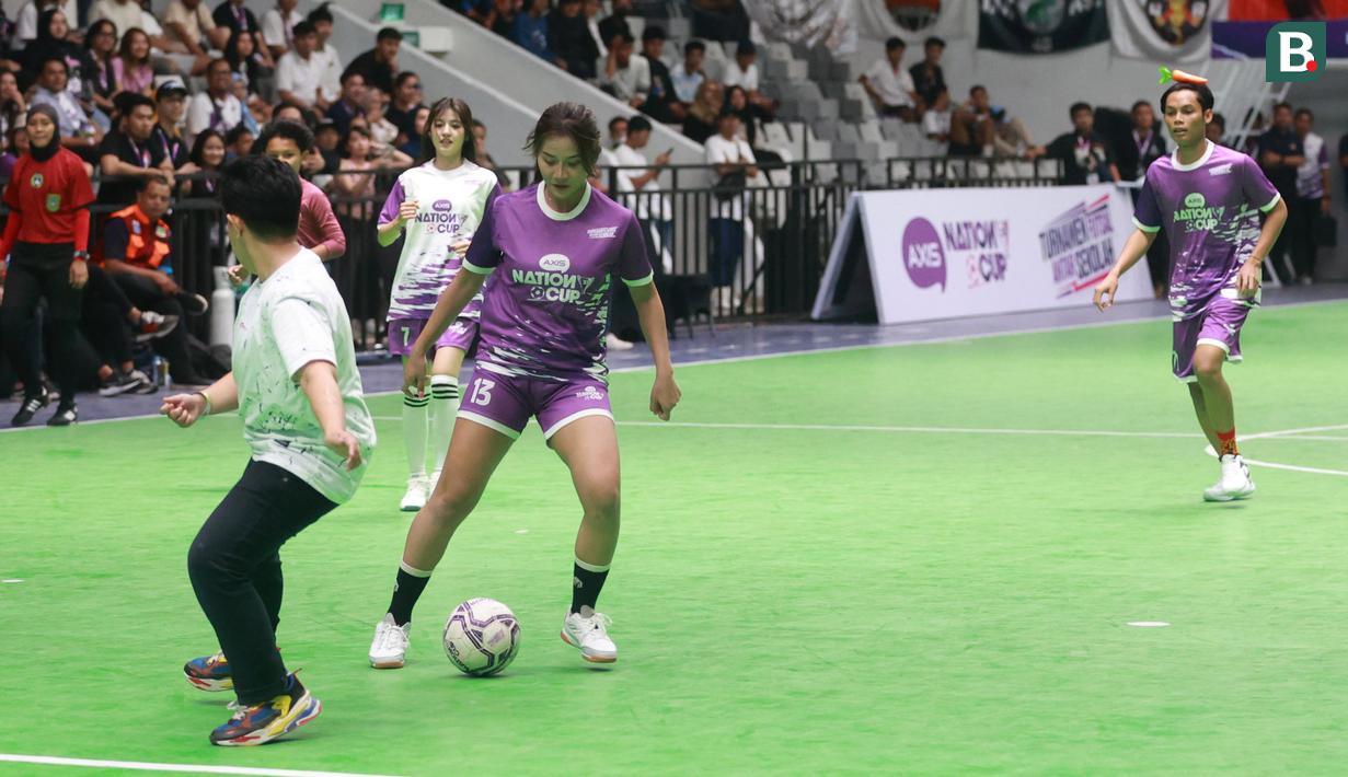 Safira Ika (dua kiri) saat bertanding dalam fun match AXIS Nation Cup 2023 di Istora Senayan, Jakarta, Minggu (15/10/2023). (Bola.com/M Iqbal Ichsan)