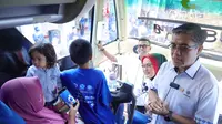 Menteri Ketenagakerjaan Yassierli saat melepas sebanyak 1.200 peserta Mudik Bersama dari PT Panasonic Manufacturing Indonesia, Jakarta Timur, pada Sabtu (29/3/2025).