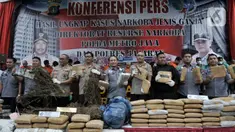 Kapolda Metro Jaya Irjen Pol Nana Sudjana didampingi jajaran Ditresnarkoba dan Polres memberikan keterangan saat rilis pengungkapan kasus ganja di Jakarta, Rabu (22/1/2020). Polisi kembali mengungkap kasus penyalagunaan narkoba jenis ganja dengan total 1,343 ton. (merdeka.com/Iqbal Nugroho)