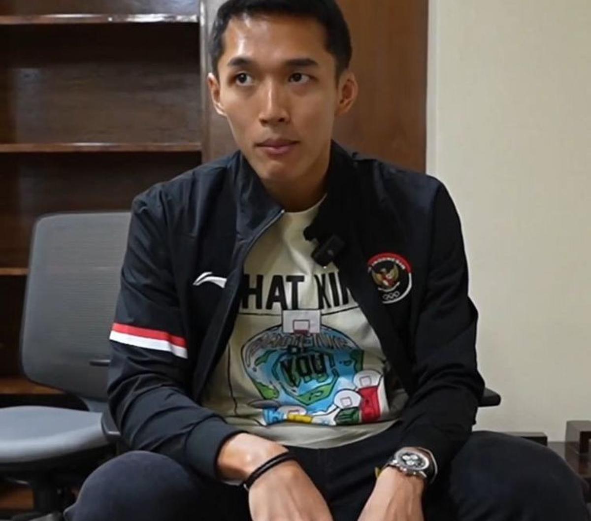 "Ada beberapa yang udah dibawa ke koper juga, paling ini beberapa barang yang saya buat di pesawat lah," ujar Jojo di awal video.