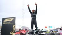 Pembalap Mercedes, Lewis Hamilton, merebut gelar juara dunia 2020 setelah menjuarai F1 GP Turki di Intercity Istanbul Park, Minggu (15/11/2020). (AFP/Clive Mason)