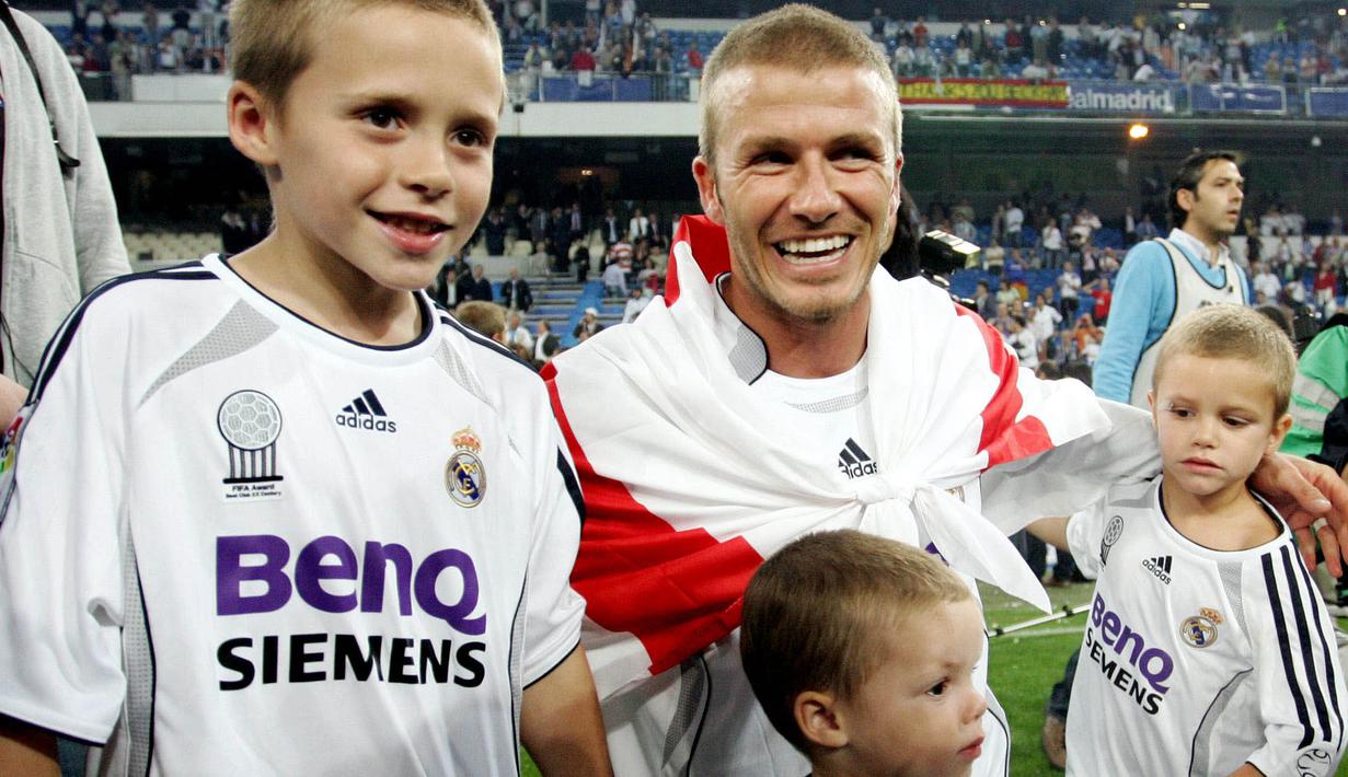 Mantan pemain Real Madrid, David Beckham bersama anak-anaknya saat merayakan gelar juara Liga Spanyol di Stadion Santiago Bernabeu (17/6/2007). (Photo by BRU GARCIA / AFP)