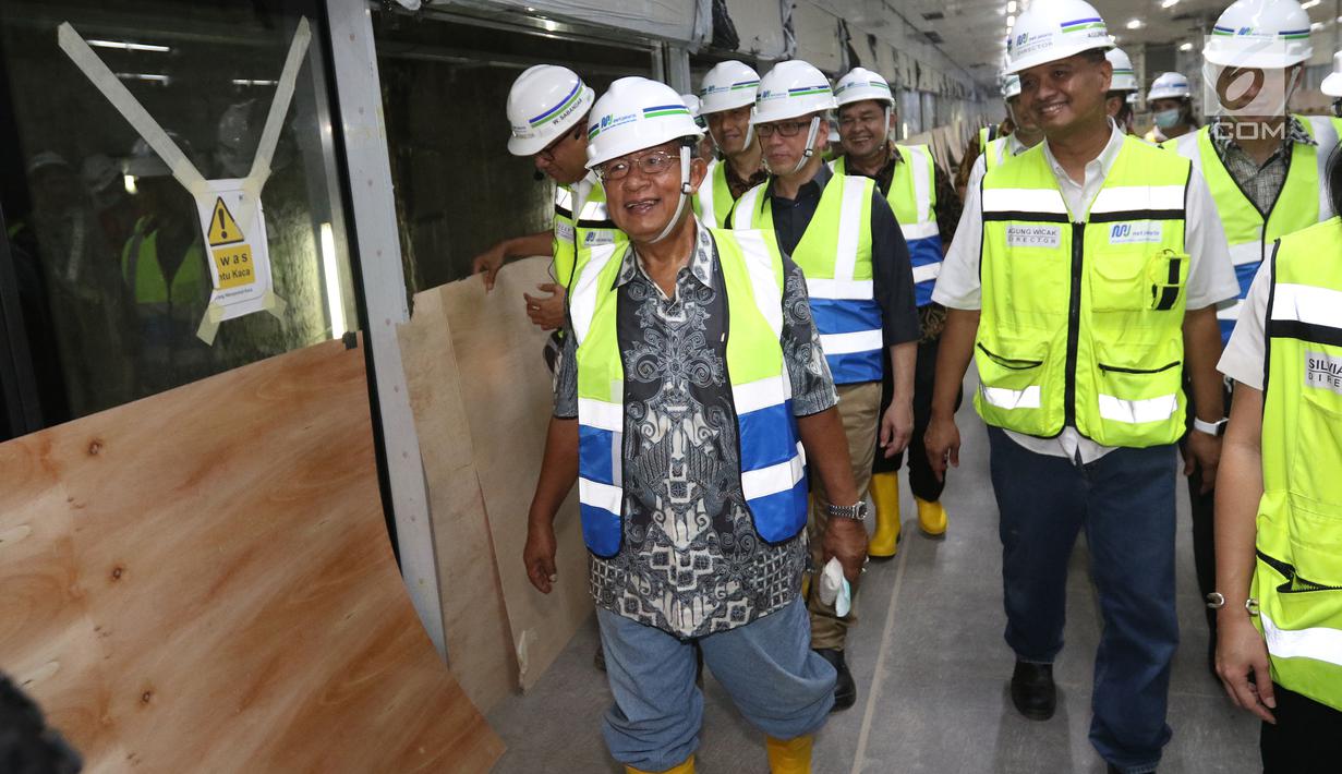Menteri Koordinator Bidang Perekonomian Darmin Nasution memantau pembangunan proyek MRT Jakarta fase I di Senayan, Jakarta, Senin (11/6). Usai berkunjung ke stasiun bawah tanah MRT, Darmin mengungkapkan kekagumannya. (Liputan6.com/Angga Yuniar)