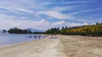 Pantai Pasir Putih sendiri seperti pantai pribadi yang hanya berjarak 6 km dari Pos Lintas Batas Negara (PLBN) RI-Timor Leste di Motaain.