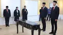 <p>Dengan menggunakan jas hitam, celana panjang hitam, peci hitam, kemeja putih, dan dasi merah, Ivar Jenner dan Rafael Struick dengan lantang mengucap sumpah dan janji setia menjadi WNI.</p>