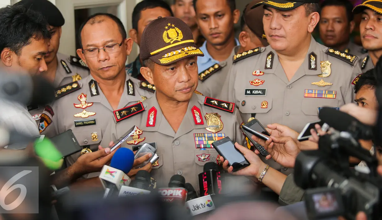 Irjen Tito Karnavian saat ditanya wartawan usai rapat dengan Basuki T Purnama di Balaikota, Jakarta, Senin (15/6/2015). Rapat Forkopimda diadakan untuk menyikapi perkembangan Kamtibmas menjelang bulan suci ramadan 1436 H. (Liputan6.com/Faizal Fanani)