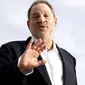 Harvey Weinstein, belum juga usai menjadi sorotan publik akibat skandal seks yang dilakukannya sejak tiga dekade lalu. Setelah banyak korban buka suara, seketika kehidupan Harvey juga berubah. (AFP/Valery Hache)