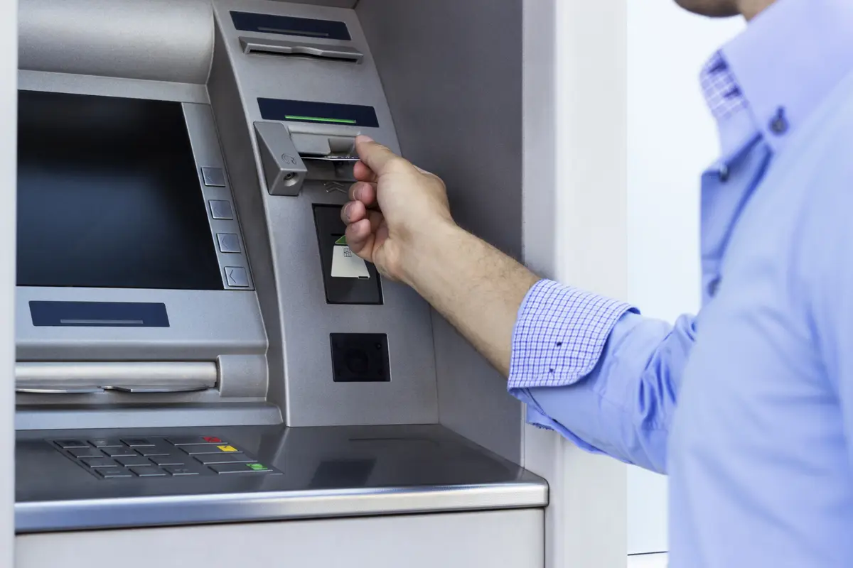 Pria Bodi Gede Dikira Mesin ATM, Bikin Kamu Ketawa Jungkir Balik!