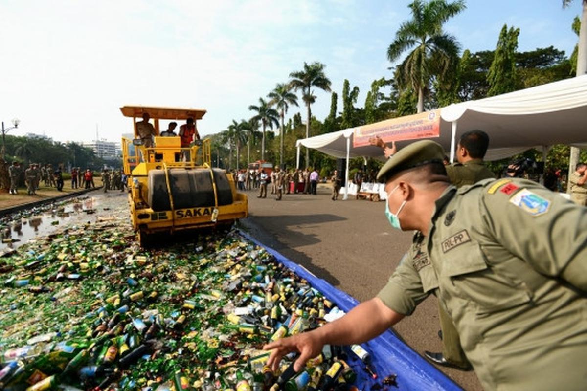 Pemusnahan 11.321 botol miras ilegal di Monas
