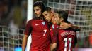 Para pemain Portugal merayakan gol yang dicetak oleh Joao Cancelo ke gawang Gibraltar. Kemenangan Portugal ini merupakan yang kelima secara beruntun. (AP/Paulo Duarte)