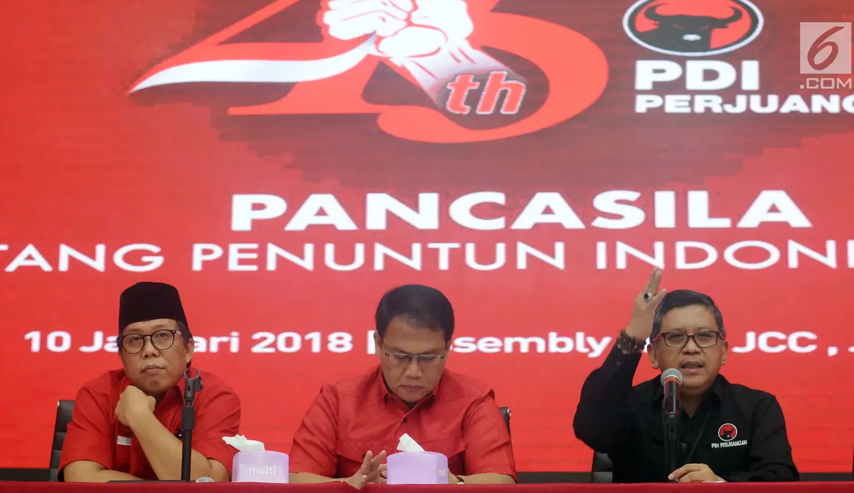 Sekjen Partai Demokrasi Indonesia Perjuangan, Hasto Kristiyanto (kanan) memberi keterangan terkait persiapan HUT PDIP ke-45 di Jakarta, Selasa (9/1). Puncak HUT PDIP ke-45 akan dihadiri Presiden Joko Widodo. (Liputan6.com/Helmi Fithriansyah)