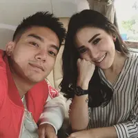 Hubungan Ayu Ting Ting dan Boy William sepertinya semakin akrab usai proyek film Dimsum Martabak. (instagram/ayutingting92)
