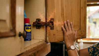 7 Cara Mengatasi Pintu Lemari yang Berdecit Tanpa Harus Memanggil Tukang, Jangan Langsung Ganti Engsel