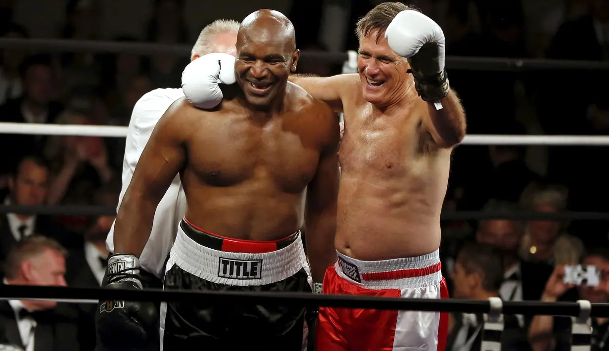 Mantan juara dunia tinju kelas berat, Evander Holyfield (kiri) dan mantan Capres Amerika Serikat, Mitt Romney usai pertandingan amal di Salt Lake City, AS, Jumat (15/5/). (REUTERS/Jim Urquhart) 