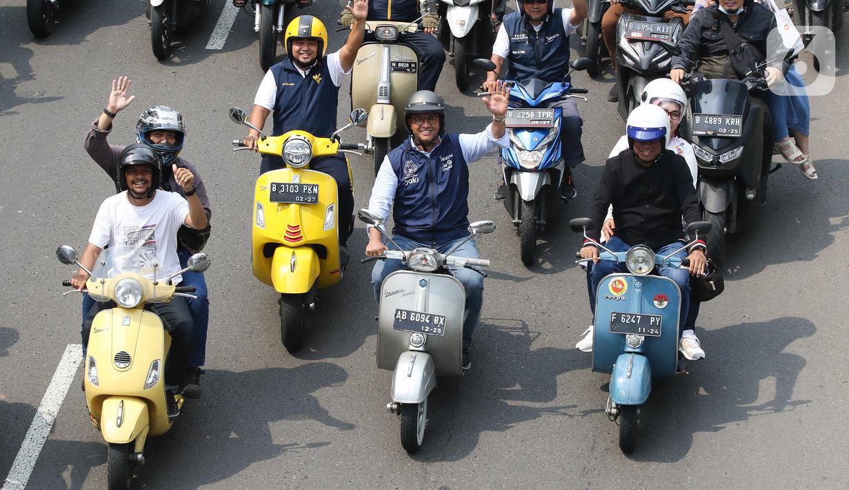 Gubernur DKI Jakarta, Anies Baswedan, menaiki sepeda motor vespa menyapa warga saat melintas di Jalan Jenderal Sudirman, Jakarta Pusat, Minggu (16/10/2022). Sebelumnya, Anies Baswedan bersama Ahmad Riza Patria berpamitan sekaligus mengucapkan terima kasih kepada warga Jakarta di halaman Balai Kota DKI Jakarta. (Liputan6.com/Herman Zakharia)