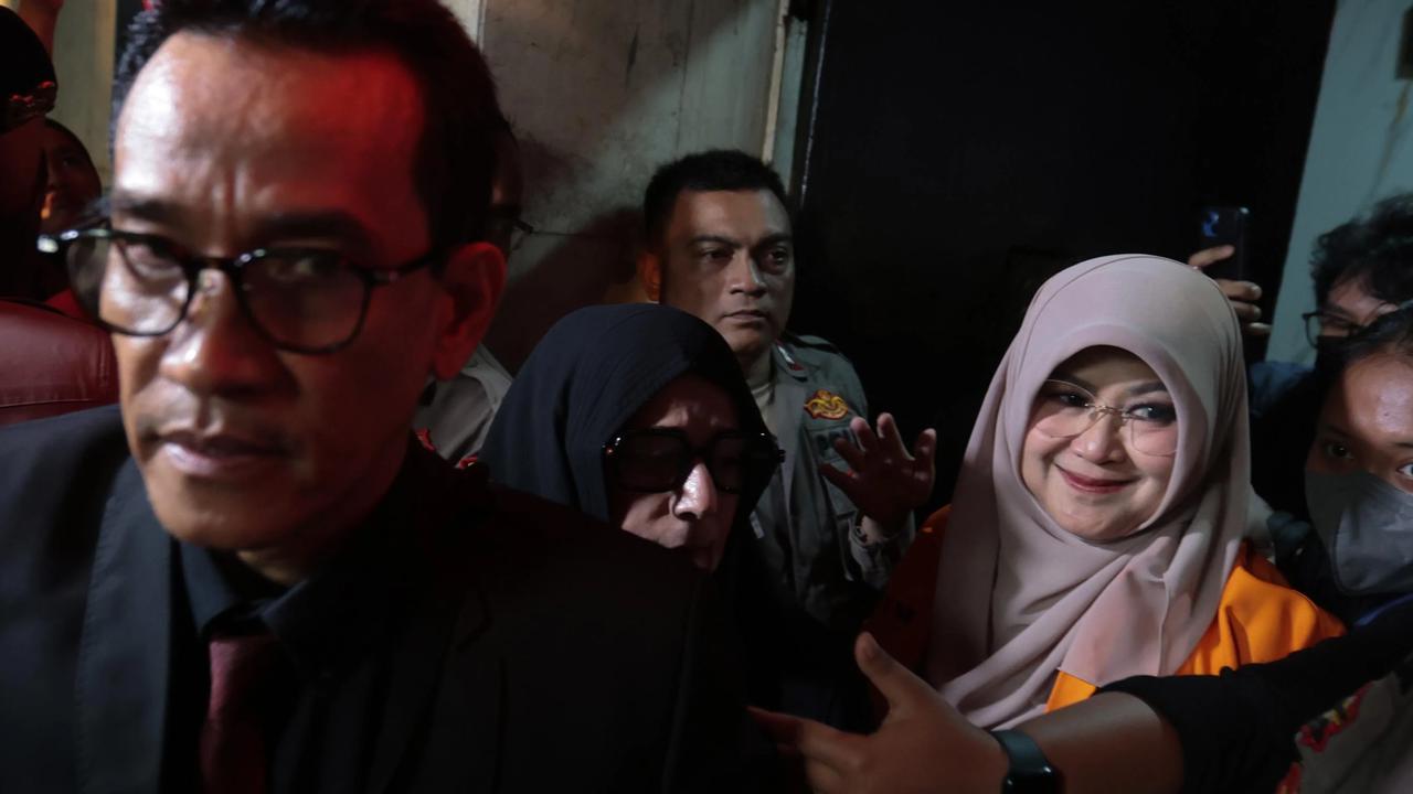 FOTO: Roy Suryo dan Dokter Tifa Dibawa ke Rumah Sakit Polri Usai Ditangkap