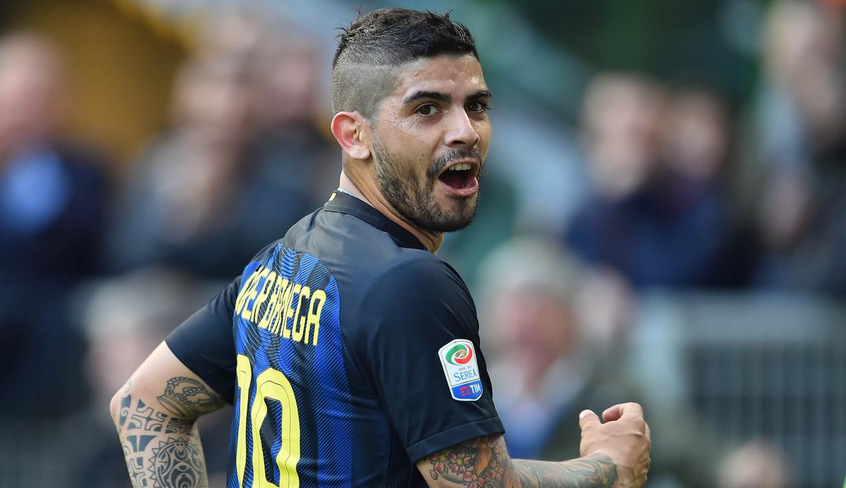 Gelandang Inter Milan, Ever Banega, merayakan gol yang dicetaknya ke gawang Atalanta. Banega juga berhasil mencetak hat-trick untuk La Beneamata, pria Argentina ini membobol gawang Atalanta pada menit ke-31, 34 dan 67. (AFP/Giuseppe Cacace)