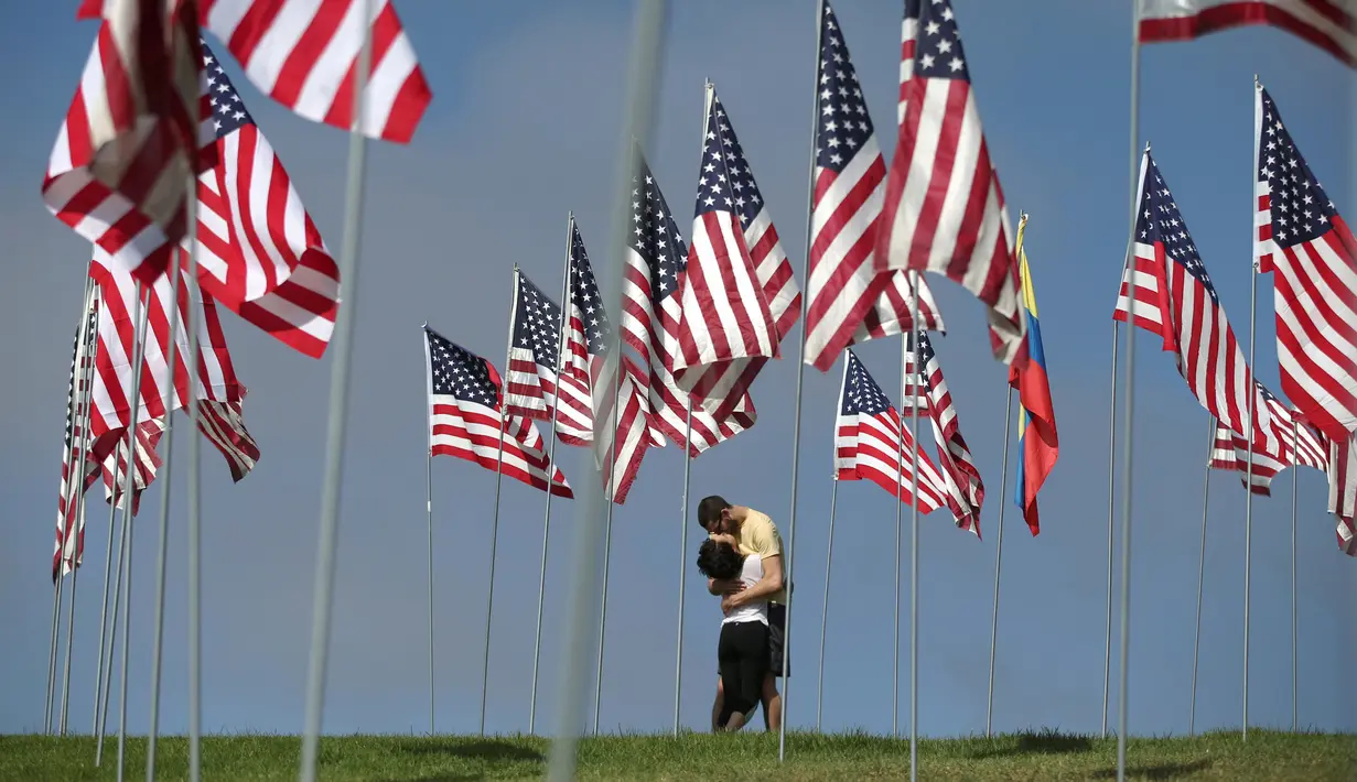  Pasangan saling memeluk pada peringatan 15 tahun bagi para korban 11 September 2001 di Malibu, California, (11/09). Mengheningkan cipta pertama di mulai pada pukul 08:46 waktu setempat di gereja New York (REUTERS/Lucy Nicholson)