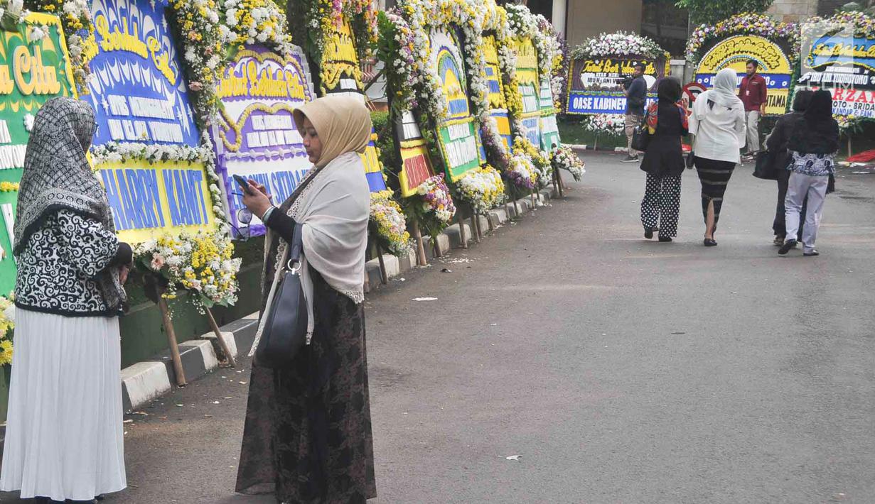 Warga berjalan di sekitar tempat persemayaman Ani Yudhoyono di Puri Cikeas, Bogor, Jawa Barat, Minggu (2/6/2019). Ani Yudhoyono akan dimakamkan secara militer di TMP Kalibata. (Liputan6.com/Immanuel Antonius)