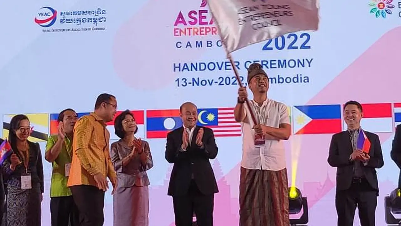 Sekjen HIPMI Bagas Adhadirgha menerima kepercayaan sebagai Chairman untuk keketuaan AYEC di Indonesia selama 1 tahun ke depan.