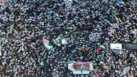 Lautan massa aksi bela Palestina di CFD Bekasi. (Foto: Liputan6.com/Bam Sinulingga)