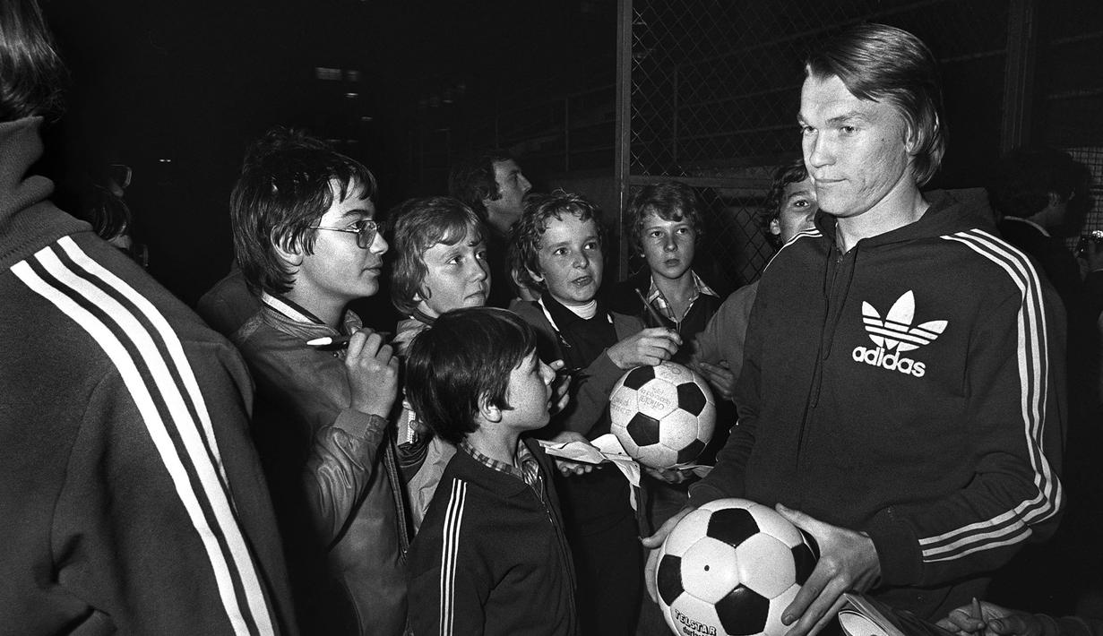 Oleg Blokhin sukses meraih penghargaan Ballon d'Or 1975 ketika dirinya membela Dynamo Kyiv. Saat itu, pemain asal Ukraina tersebut mengungguli legenda sepak bola Jerman, Franz Beckenbauer dan  legenda sepak bola Belanda, Johan Cruyff. (AFP)