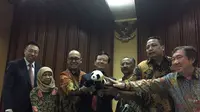 PLT Duta Besar China untuk Indonesia Sun Weide, didampingi pihak Kementerian LHK RI, Direktur Kargo Garuda Indonesia, dan pihak Taman Safari Indonesia memegang boneka panda sebagai simbol penyambutan Giant Panda (Liputan6/Teddy Tri Setio Berty)